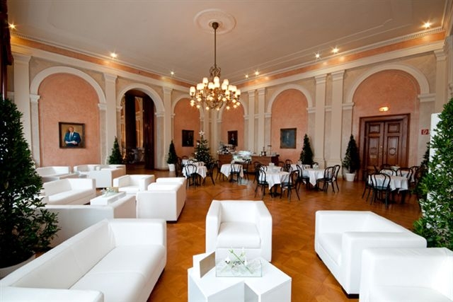 Hochzeitslocation: Roter Salon mit angemietetem Loungemobiliar - Wiener Börsensäle