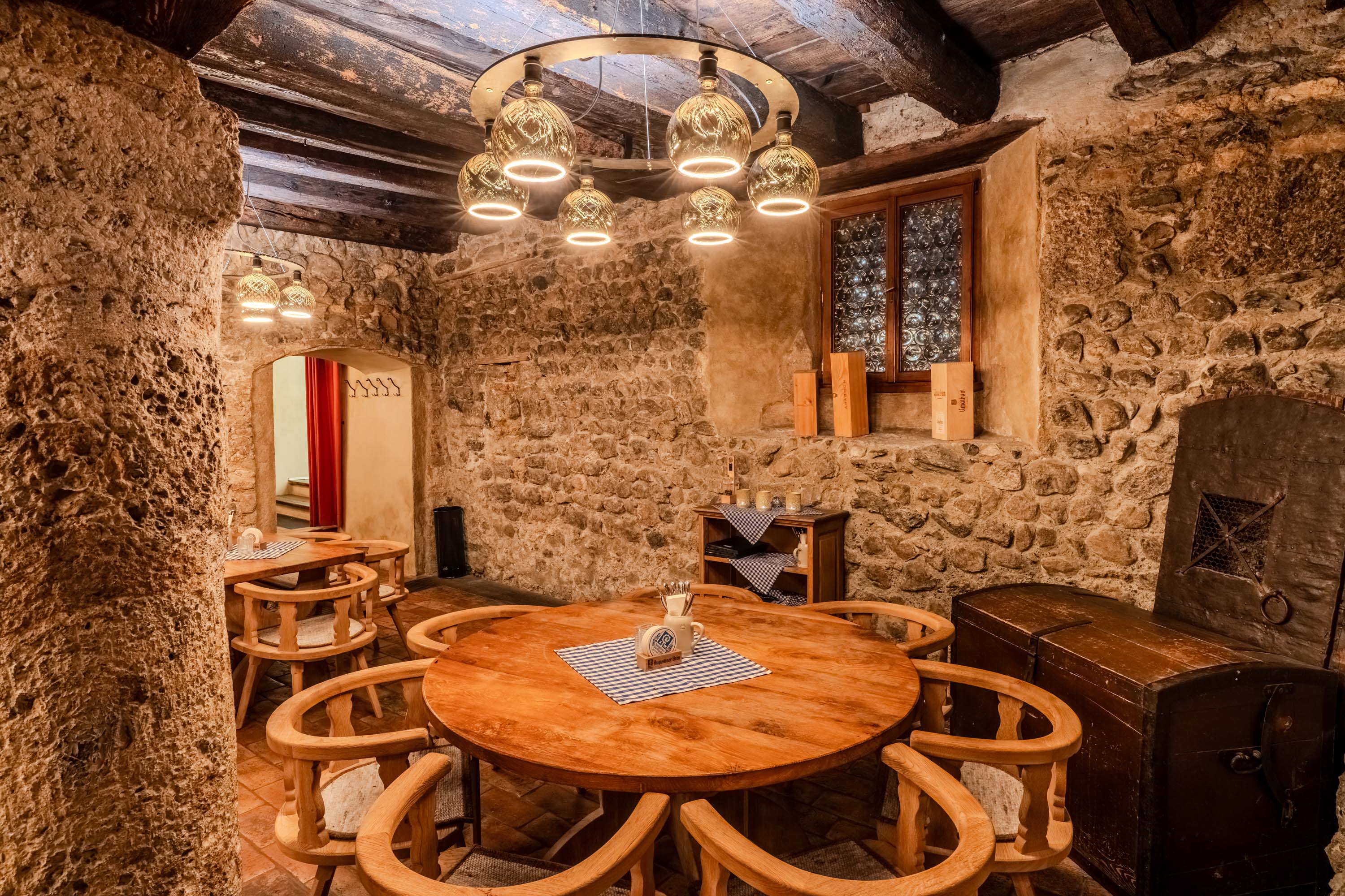 Matrimonio - Austria - Historische Gewölbe und urige Details verleihen dem Bierverlies im Augustiner Keller in Hall in Tirol eine einzigartige Atmosphäre. - Altstadthotel Goldener Engl · Augustiner Keller Hall