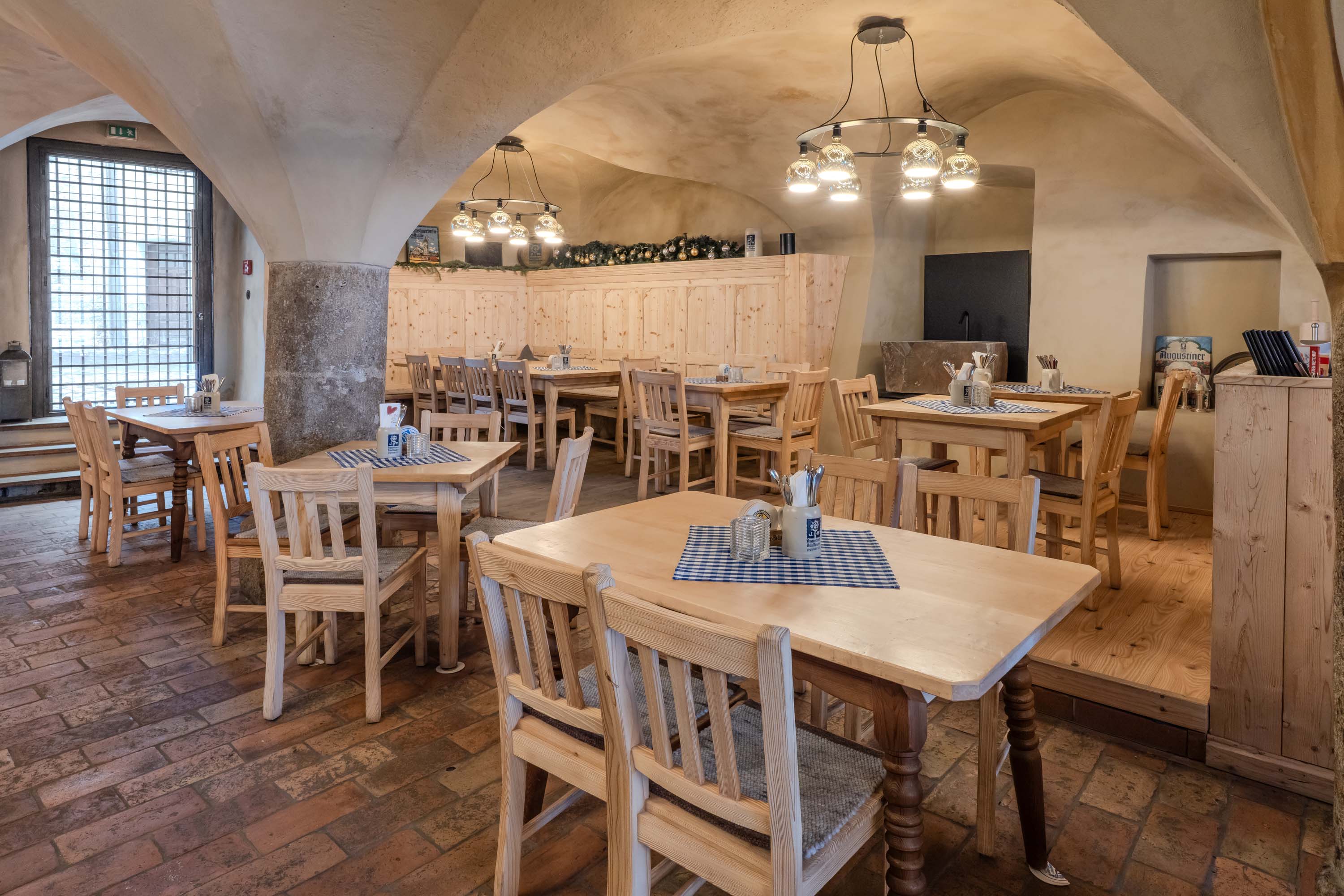 Matrimonio - Austria - Historische Gewölbe und traditionelle Einrichtung machen die Schwemme im Augustiner Keller zu einem besonderen Ort für gemeinsame Stunden. - Altstadthotel Goldener Engl · Augustiner Keller Hall