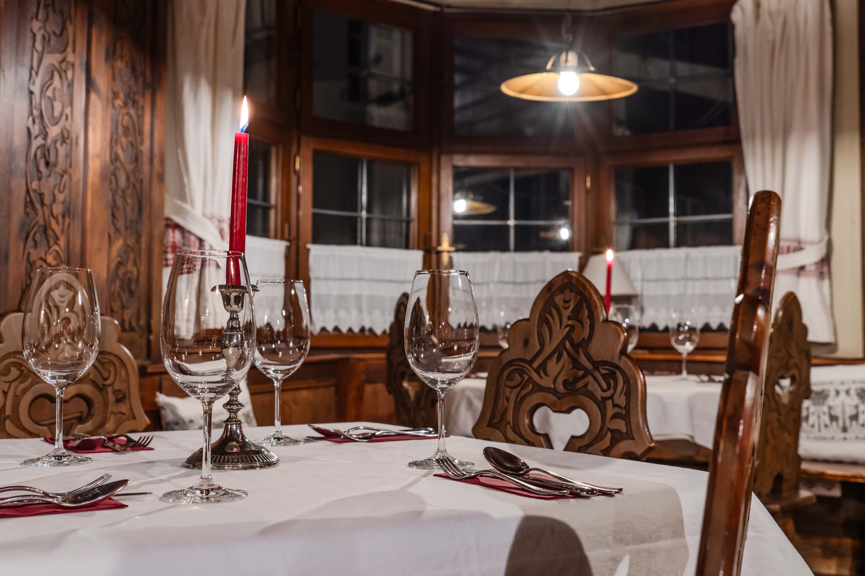 Hochzeit: Liebevoll gedeckter Tisch in einer historischen Stube des Altstadthotels Goldener Engl in Hall in Tirol. - Altstadthotel Goldener Engl · Augustiner Keller Hall