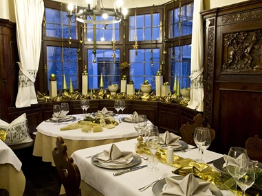 Hochzeit: Das beliebte à la carte Restaurant im ersten Stock verfügt über drei Stuben und verwöhnt Sie mit österreichischen Spezialitäten der gehobenen Klasse, sowie mit anderen kleinen Gaumenfreuden. Frische Produkte und saisonale Abwechslung sind hier selbstverständlich.          - Hotel Goldener Engl