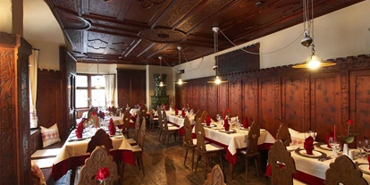 Wedding - Seefeld in Tirol - Besonderheiten
In den über 700 Jahren alten, denkmalgeschützten Gebäuden, findet sich heute eine sehenswerte und gastronomische Kostbarkeit. Zahlreiche Fundgegenstände, Schnitzerein und Malerein, die bei der Renovierung freigegeben wurden, können hier besichtigt werden. - Hotel Goldener Engl