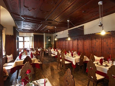 Hochzeit: Besonderheiten
In den über 700 Jahren alten, denkmalgeschützten Gebäuden, findet sich heute eine sehenswerte und gastronomische Kostbarkeit. Zahlreiche Fundgegenstände, Schnitzerein und Malerein, die bei der Renovierung freigegeben wurden, können hier besichtigt werden. - Hotel Goldener Engl