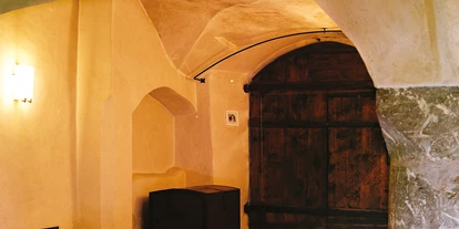 Wedding - Seefeld in Tirol - Augustiner Gewölbekeller 
Zudem bietet der Goldene Engl einen historischen Augustiner Gewölbekeller mit 70 Sitzplätze und ein "Bierverlies" mit 35 Sitzplätze. Jedoch kann man im Sommer die wahrlich Bayrische Braukunst auch im wunderschönen Gastgarten genießen.              - Hotel Goldener Engl