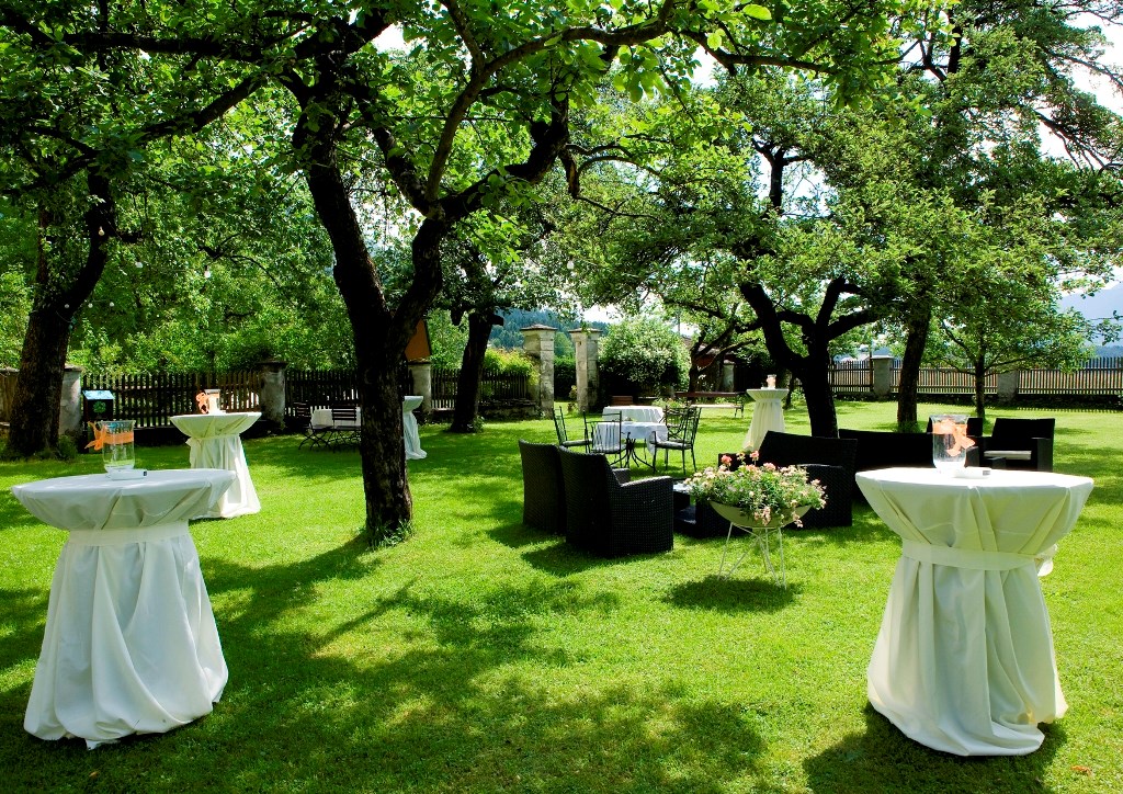 Hochzeit: Sektempfang im Garten - Schloss Hotel Lerchenhof