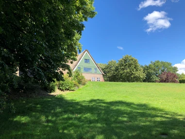 Hochzeitslocation: Blick von der Aue zum Gut Bielenberg - Boutique Hotel Gut Bielenberg