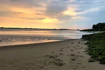 Hochzeit: Elbstrand gegenüber Gut Bielenberg - Boutique Hotel Gut Bielenberg