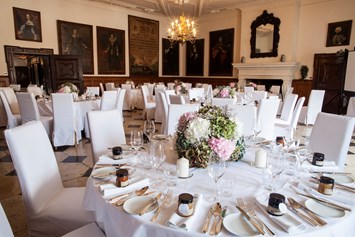 Hochzeit: Dinner im neuen Rittersaal mit offenem Kamin by Lichtbildnerei - Gartenschloss Herberstein