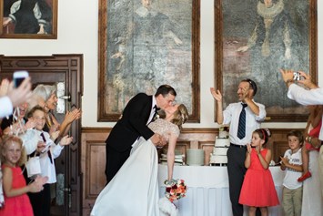 Hochzeit: Brauttanz im neuen Rittersaal Gartenschloss Herberstein in der Steiermari 
Foto by Tracy Enoch - Gartenschloss Herberstein
