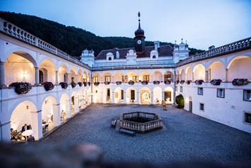Hochzeit: Schlosshof bei Nacht - Gartenschloss Herberstein