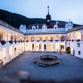 Hochzeit: Schlosshof bei Nacht - Gartenschloss Herberstein
