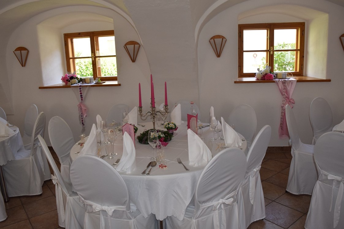 Hochzeit: Runder Tisch für 6-9 Personen, mit Bankettsessel und Hussen - Gwölb im Niedermairgut
