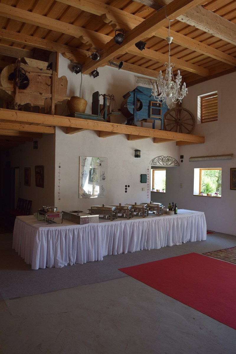 Hochzeit: Platz für Catering im Vorraum, im hinteren Bereich befinden sich die sanitären Anlagen - Gwölb im Niedermairgut
