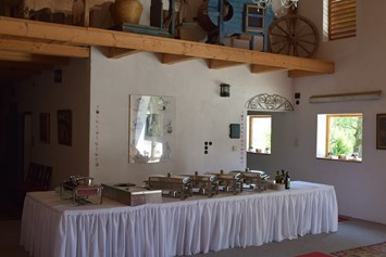 Hochzeit: Platz für Catering im Vorraum, im hinteren Bereich befinden sich die sanitären Anlagen - Gwölb im Niedermairgut