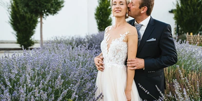 Hochzeit - Spannberg - Der Schlossgarten bietet zahlreiche verträume Plätze für unvergessliche Brautpaarfotos. - Schloss Raggendorf