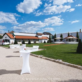 Hochzeit: Zwischen Schloss und Schlosspark befindet sich der weitläuftige Vorhof mit Stehtischen zum gemütlichen Entspannen. - Schloss Raggendorf