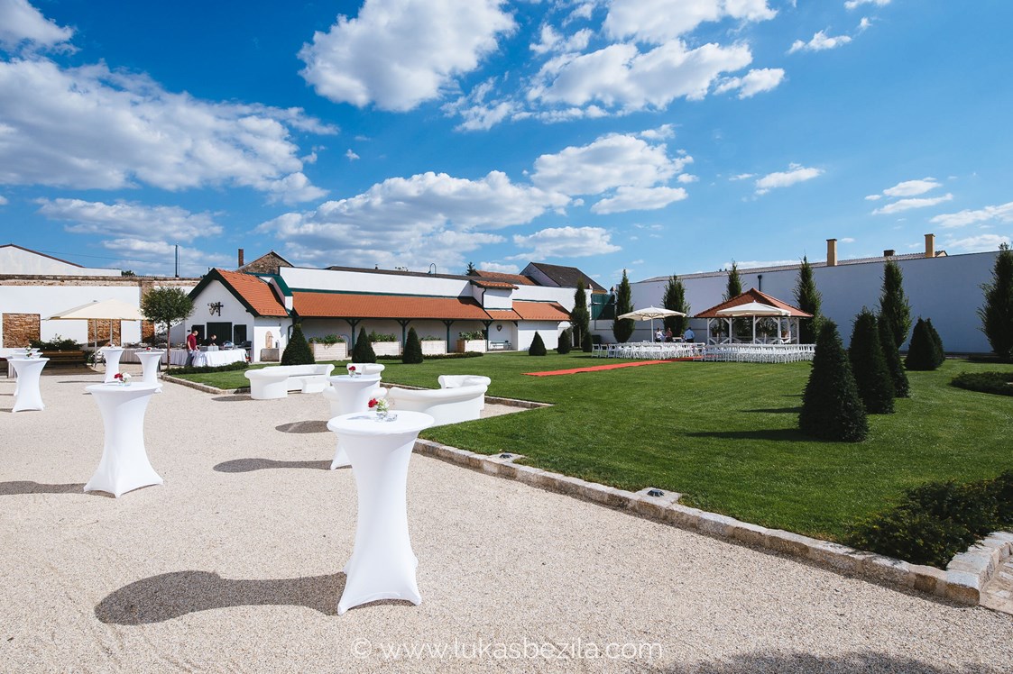 Hochzeit: Zwischen Schloss und Schlosspark befindet sich der weitläuftige Vorhof mit Stehtischen zum gemütlichen Entspannen. - Schloss Raggendorf