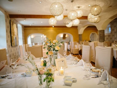 Hochzeit: Feiern Sie Ihre Hochzeit im Schloss Leonstain in Pörtschach am Wörthersee.
Foto © henrywelischweddings.com - Hotel Schloss Leonstain
