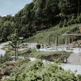 Hochzeit: Teich mit Sommerküche im Freien, ideal für die Agape nach der Trauung - Refugium Hochstrass Hotel&Kloster