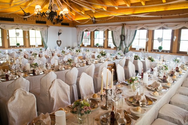 Hochzeit: Hochzeitstafel für ca. 100 Personen im großen Saal E-Form - Gipfelhaus Magdalensberg