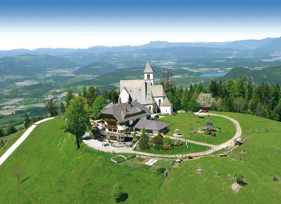 Hochzeit: Luftbild vom Gipfel des Magdalensberges mit Kirche und Gipfelhaus - Gipfelhaus Magdalensberg