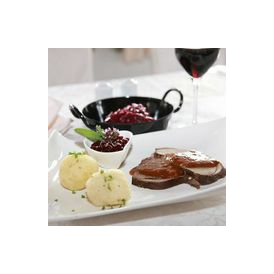 Hochzeit: Junghirschbraten in Rotweinsauce mit Kartoffelknödel, Apfelrotkraut und Preiselbeeren - Gipfelhaus Magdalensberg