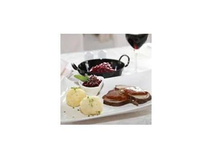 Hochzeit - PLZ 9155 (Österreich) - Junghirschbraten in Rotweinsauce mit Kartoffelknödel, Apfelrotkraut und Preiselbeeren - Gipfelhaus Magdalensberg