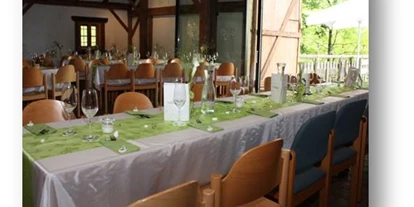 Bruiloft - Großgmain - Hochzeitstisch in der Tenne - Die Hundsmarktmühle