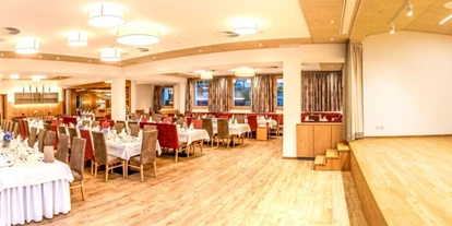 Hochzeit - nächstes Hotel - Tirol - Festsaal mit großer Musikbühne und Tanzfläche - Hotel Gasthof Flatscher