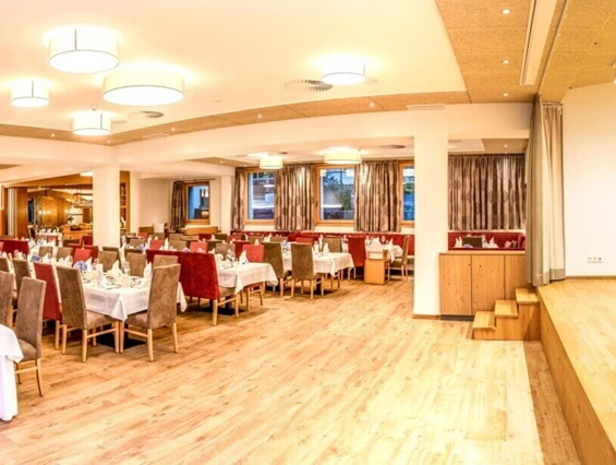 Hochzeit: Festsaal mit großer Musikbühne und Tanzfläche - Hotel Gasthof Flatscher