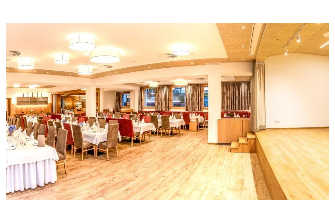 Hochzeit: Festsaal mit großer Musikbühne und Tanzfläche - Hotel Gasthof Flatscher
