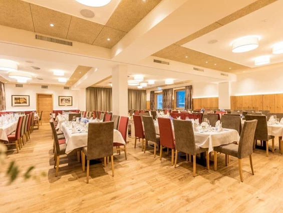 Hochzeit: Im gesamten Festsaal finden bis zu 180 Personen Platz - Hotel Gasthof Flatscher