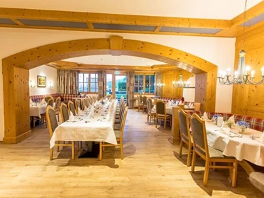 Hochzeit: Der kleinere Saal kann mit dem großen Festsaal verbunden werden - Hotel Gasthof Flatscher