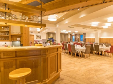 Hochzeit: Der Hochzeits-Festsaal verfügt auch über eine eigene Bar - Hotel Gasthof Flatscher