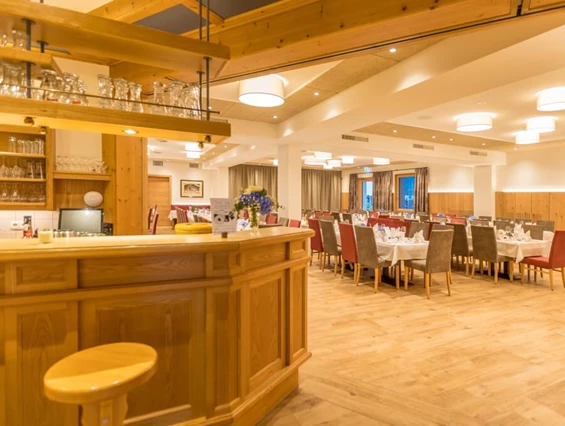 Hochzeit: Der Hochzeits-Festsaal verfügt auch über eine eigene Bar - Hotel Gasthof Flatscher