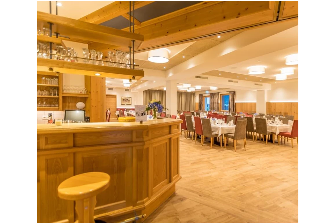 Hochzeit: Der Hochzeits-Festsaal verfügt auch über eine eigene Bar - Hotel Gasthof Flatscher