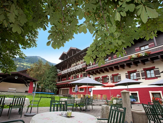 Hochzeit: Im Gastgarten kann ein Sektempfang oder eine Agape stattfinden - Hotel Gasthof Flatscher