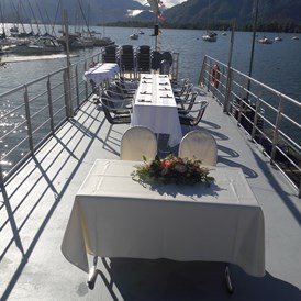 Hochzeit: Dekovariante am Sonnendeck - Mondsee Schifffahrt Hemetsberger