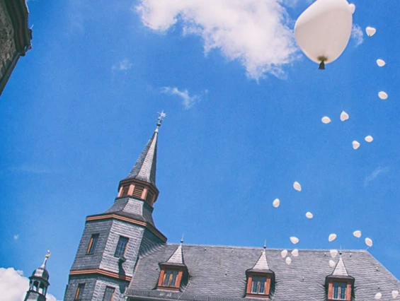 Hochzeitslocation: hôtel schloss romrod | Luftballonherzen - hôtel schloss romrod