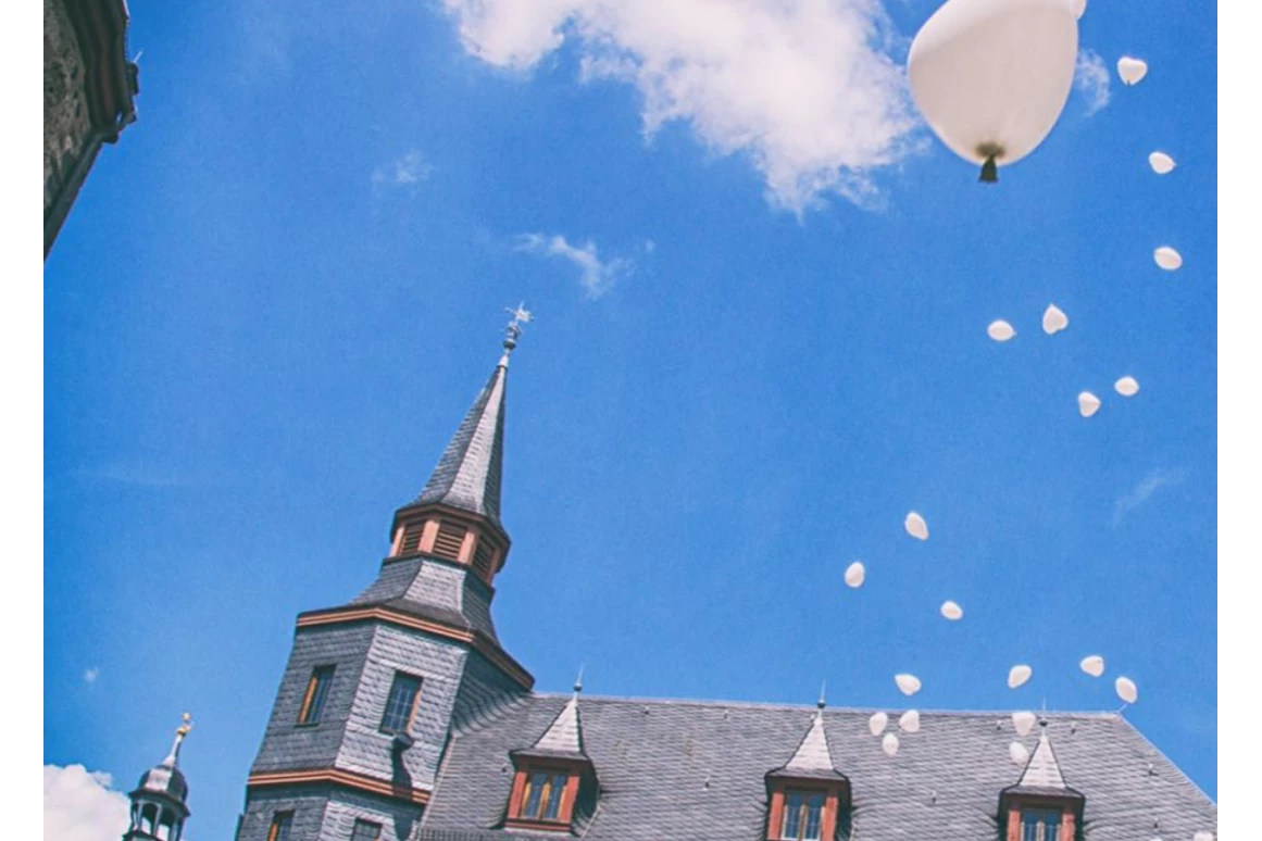 Hochzeitslocation: hôtel schloss romrod | Luftballonherzen - hôtel schloss romrod