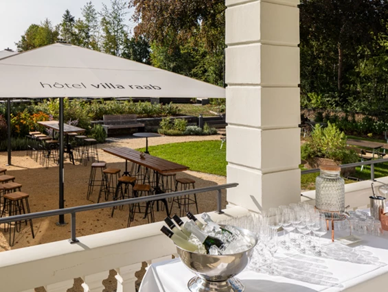 Hochzeit: hôtel villa raab | Außenempfang - hôtel villa raab