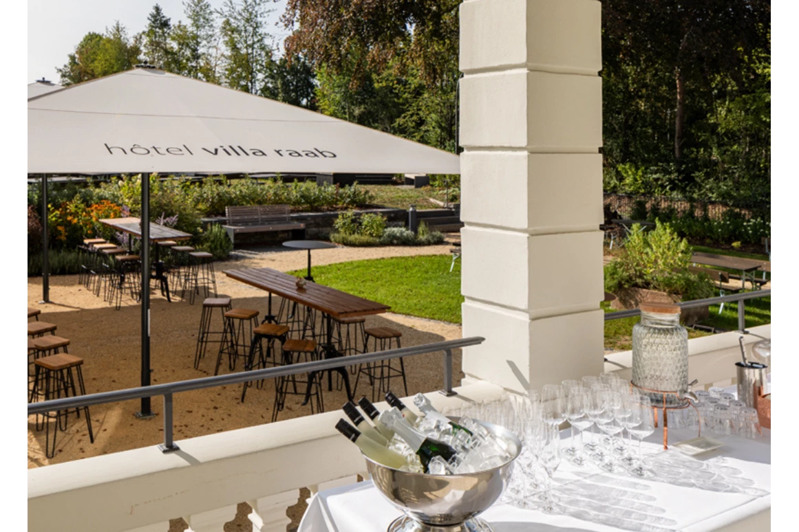 Hochzeit: hôtel villa raab | Außenempfang - hôtel villa raab