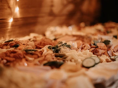 Hochzeitslocation: Leckere Brötchen als kleine Häppchen zum Aperitif. - Almstadl - Winterhochzeit am Berg