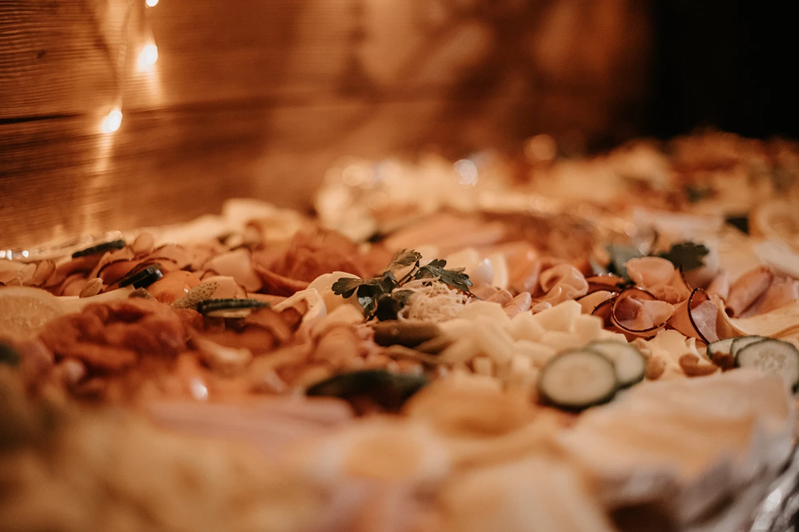 Hochzeitslocation: Leckere Brötchen als kleine Häppchen zum Aperitif. - Almstadl - Winterhochzeit am Berg