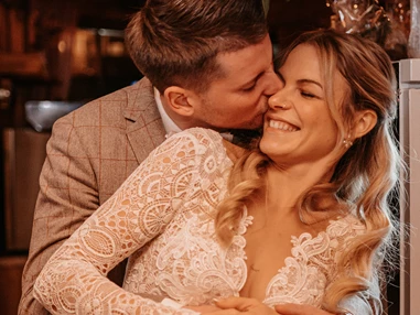 Hochzeitslocation: Liebe unter dem Mistelzweig. - Almstadl - Winterhochzeit am Berg