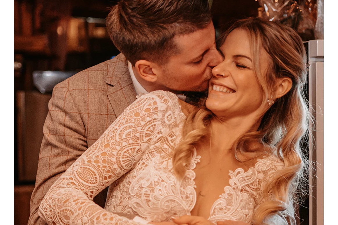 Hochzeitslocation: Liebe unter dem Mistelzweig. - Almstadl - Winterhochzeit am Berg