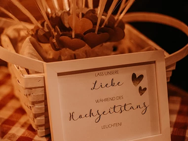 Hochzeitslocation: Am Almstadl in Gerlos findet ihr Liebe fürs Detail. - Almstadl - Winterhochzeit am Berg