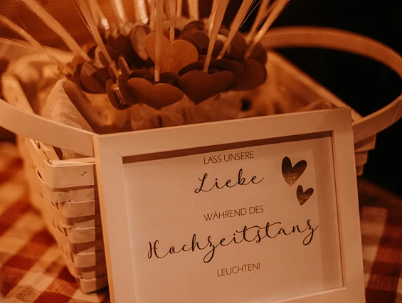 Hochzeitslocation: Am Almstadl in Gerlos findet ihr Liebe fürs Detail. - Almstadl - Winterhochzeit am Berg