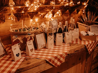 Hochzeitslocation: Eure Hochzeit im Almstadl versprüht Liebe zum Detail. - Almstadl - Winterhochzeit am Berg