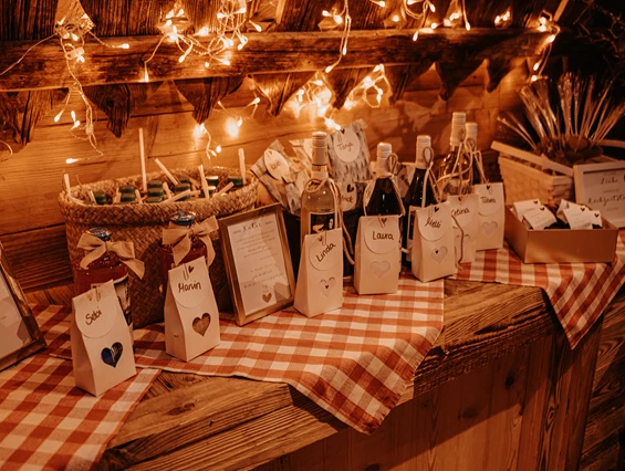 Hochzeitslocation: Eure Hochzeit im Almstadl versprüht Liebe zum Detail. - Almstadl - Winterhochzeit am Berg